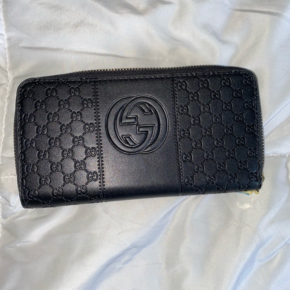 Black woman’s Gucci wallet